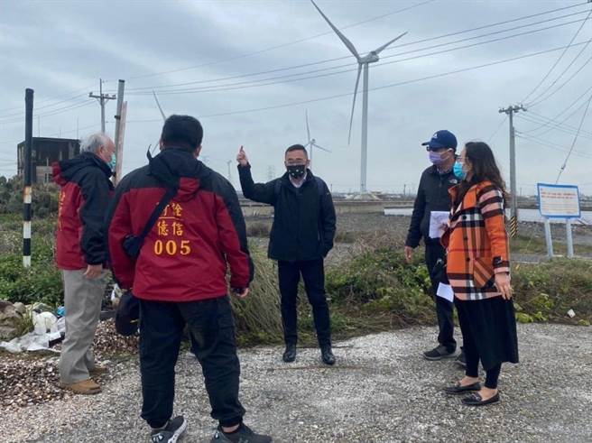 新虎尾溪口溼地頻遭傾倒廢棄物，雲林離島工業區服務中心裝設監視器查緝。（吳政展提供／張朝欣雲林傳真）