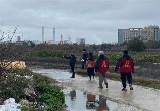 新虎尾溪口溼地頻遭傾倒廢棄物，雲林離島工業區服務中心裝設監視器查緝。（吳政展提供／張朝欣雲林傳真）