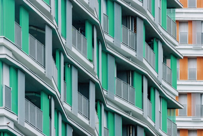 健康社会住宅的外观採用不规则形设计曲面，使空气顺利对流、降低空调需求，融入建筑智慧。（图／九典联合建筑师事务所）