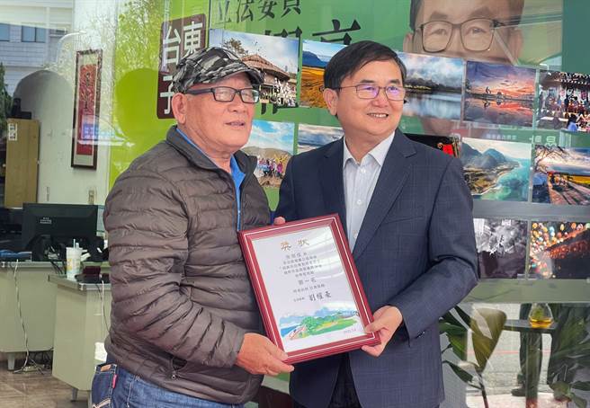 立委劉櫂豪頒獎給獲得台東組第1名的南順成。（莊哲權攝）