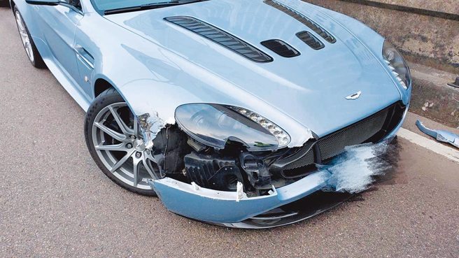 奧斯頓馬丁右前車頭保險桿掉落，麥拉倫則是左後葉子板受損，維修費初估破500萬，3名駕駛表示願意自行和解。