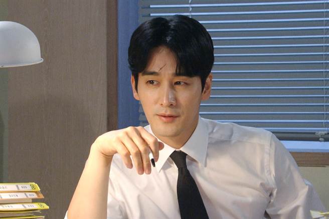 吴昶锡饰演的金六月，在濒临死亡后改名换姓復仇。（中天娱乐台提供）