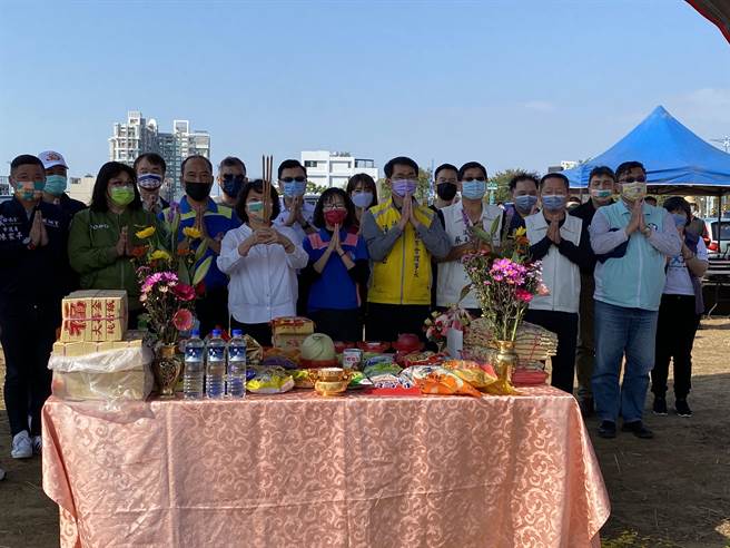 嘉義市湖美棒球場動土典禮，由黃敏惠市長代表拈香祝禱，祈求施工順利平安。（廖素慧攝）