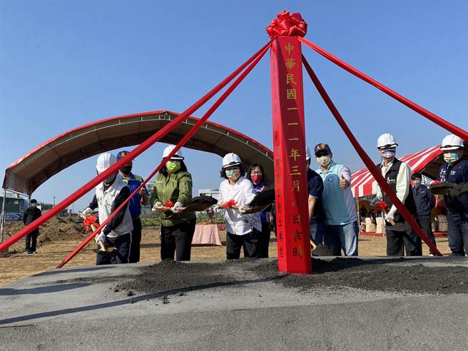 嘉義市長黃敏惠（左三 ）、立委王美惠及多位議員為湖美棒球場動土 。（廖素慧攝）