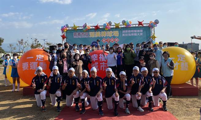 嘉義市湖美棒球場動土 ，市長黃敏惠（第二排中）及各界人士、大業國中棒球隊歡慶。（廖素慧攝）