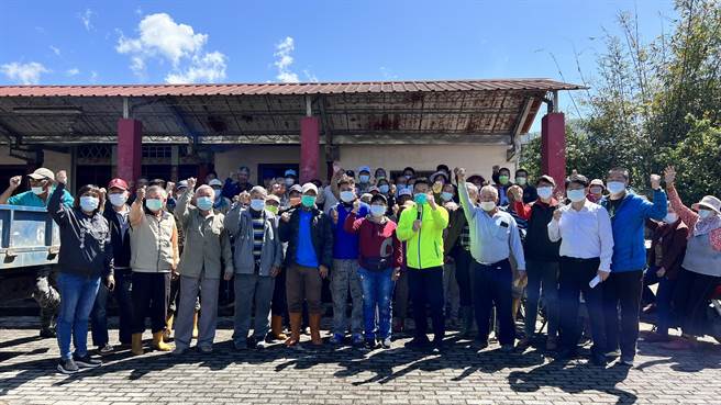 市议员李宗翰（第一排拿麦克风、穿黄色外套）呼吁台南市政府应投入更多预算投入防治。（张毓翎摄）