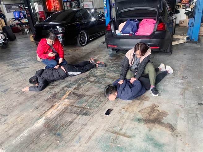 叶男去年11月间计画抢劫，派出10多名小弟行抢蔡男，抢走装有1000多万的包包，还将蔡男踹下车、拖行10多公尺，新北地检署今依加重强盗、加重诈欺等罪起诉叶男等13人。（蔡雯如翻摄）