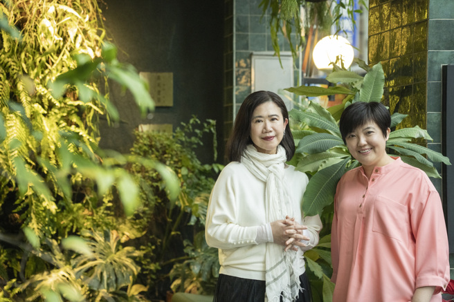 左：彭树君，曾为《自由时报》副刊、《皇冠杂志》与《美丽佳人杂志》编辑，着有《朵朵小语》、《从今以后一个人住》等文集。右：瞿欣怡，小猫流文化出版社总编辑，着有《台北365：春夏篇——每天在台北发现一件美好！》，描写对台北的深刻情感。(摄影/陈志诚)
