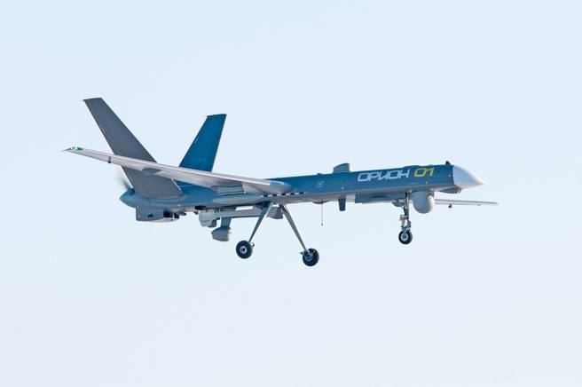 俄国猎户座无人机，最大有效载荷重量为 250 公斤，可挂炸弹、飞弹与火箭弹。(图/via Twitter)