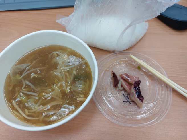 网友PO照质疑，这样一碗鱿鱼羹米粉要卖75元，反被眾人呛爆。(图/截自脸书爆料公社二社)