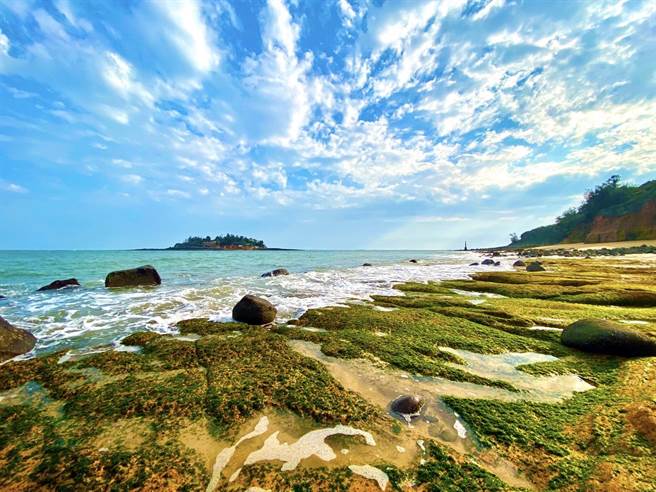 金門烈嶼綠石槽秘境，綠色地毯美不勝收。（金門縣府觀光處提供）