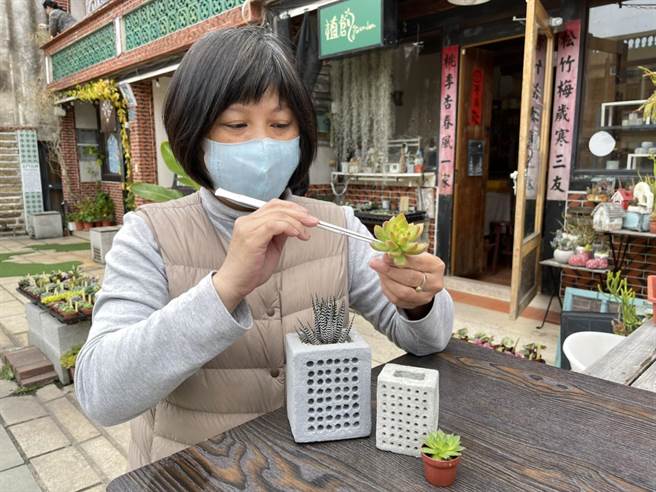 旅展會場特別邀請文創專家「植創」工作室的蔡宜宸老師帶來最具金門特色的「北山播音牆」泥作花器，旅客可DIY專屬金門的盆栽。（金門縣府觀光處提供）