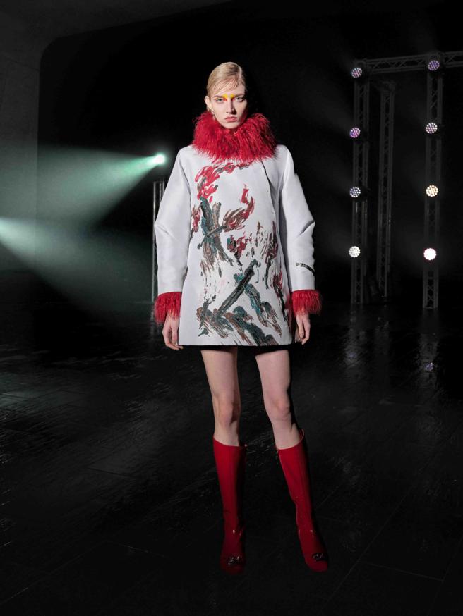 本季獨家開版圖騰金屬紗緹花直筒H-Line洋裝，構築出黑暗中點燃的火把。（夏姿．陳 SHIATZY CHEN提供）