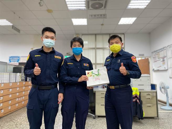 婦女節淡水警分局長送蛋糕 感謝女警為治安辛勞奉獻（警方提供／戴上容新北傳真）