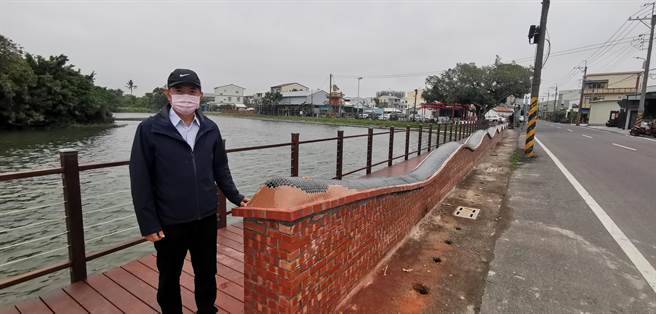 台南市善化区溪美社区将一口荒废的埤塘打造成适合休憩的生态池。（刘秀芬摄）