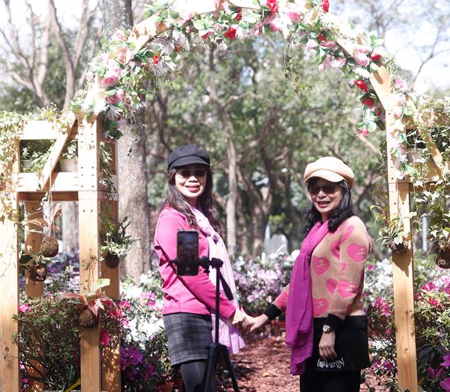 大安森林公园内的开满五彩缤纷的杜鹃花，吸引着赏花民眾前来观看与拍照。（陈怡诚摄)