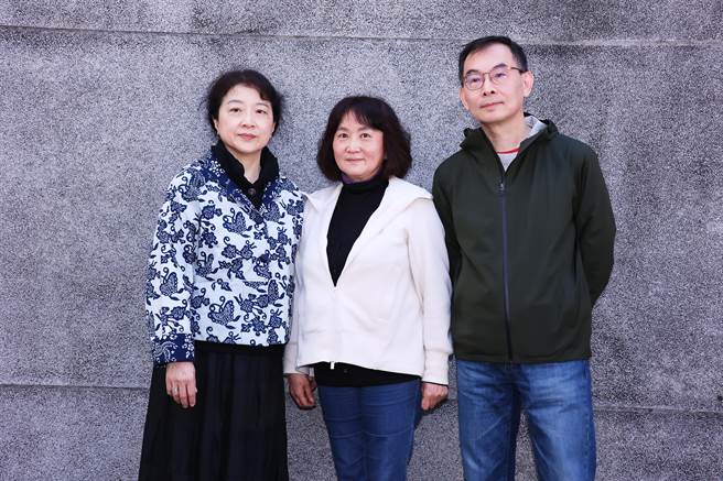 朱天文（左起）、朱天心及导演李俊颖8日出席文学纪录片《愿未央》、《我记得》媒体茶叙。（目宿媒体提供）