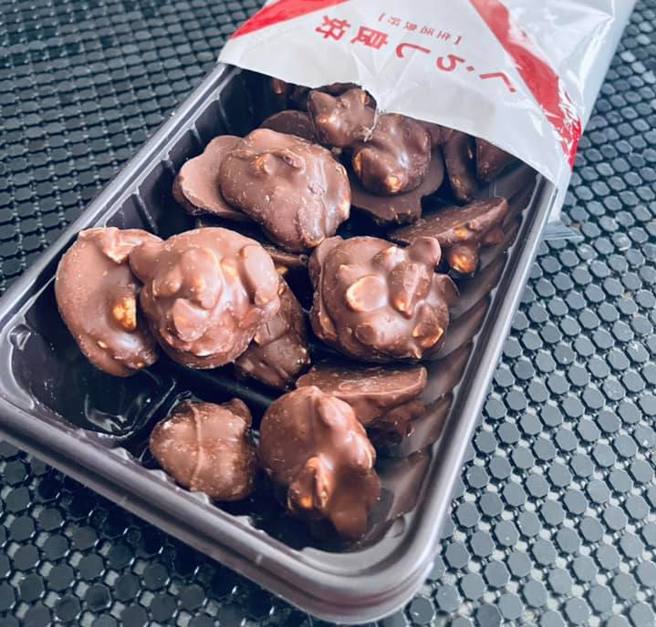 網友推薦的「花生巧克力」，每塊都包裹著大量的花生顆粒。（圖／翻攝臉書社團我愛全聯-好物老實説）