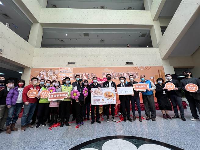 去年11月起跑的桃园购物节农历年前因疫情搅局抽奖暂停，，市长郑文灿8日宣布9日重启开抽。(蔡依珍摄)