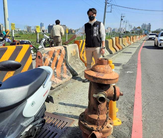 台中市议员罗廷玮表示，南区建国北路这处消防栓妨碍交通，「霸道」影响用路人安全。（卢金足摄）