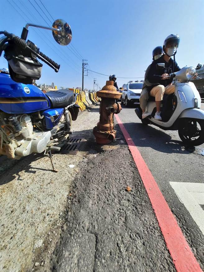台中南区建国北路的消防栓，前方5公尺处紧临交通号志与车道，机车族夜间如没看清楚，有衝撞疑虑。（卢金足摄）