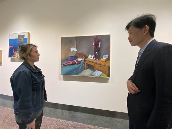 台南新艺奖得主蔡沛倚(左)介绍自己的作品。(曹婷婷摄)