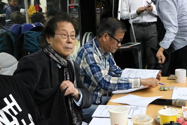 纸风车剧团迈入30周年，近期重制经典作品《哪咤闹龙宫》，集结传统戏元素，包括京戏、布袋戏、官将首身段与北管音乐等。图为民俗专家林茂贤（右）、兰陵剧坊创办人吴静吉（左）看排练。（纸风车剧团提供）