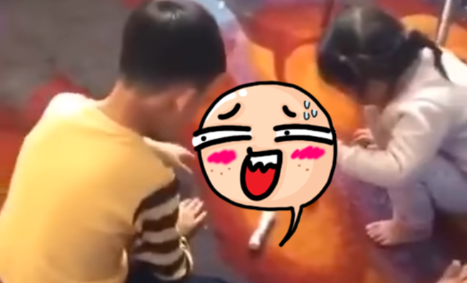 男女幼童在地上把玩1款「有線」玩具，該玩具一頭是圓形震動物體，一頭是遙控器，疑似就是「情趣用品」，孩子們將各自的震動球靠向對方，玩得不亦樂乎。（翻攝自臉書「爆廢公社公開版」）