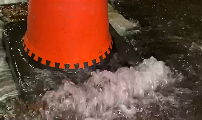 基隆市安乐区乐利三街壮观台北社区今天冒水源长达4小时，水公司称在进行排气。（翻摄照片／陈彩玲基隆传真）