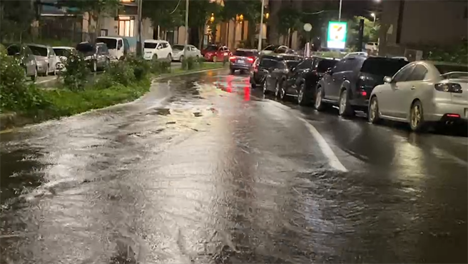 基隆市安乐区乐利三街壮观台北社区今天冒水源长达4小时，水公司称在进行排气。（翻摄照片／陈彩玲基隆传真）