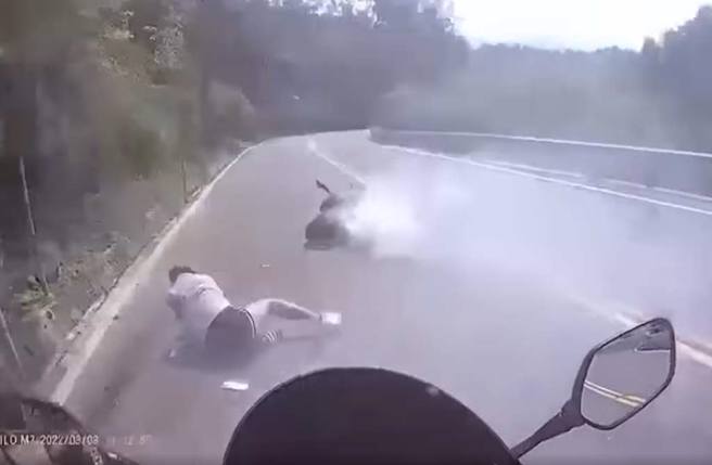 一名年轻女穿短裤骑重机跑山摔车。（截自脸书《●【爆废公社】●》影片）