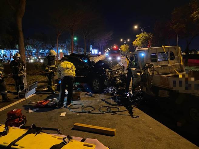 台中大里、太平交界太堤东路8日晚间6点多发生休旅车与载瓦斯小货车对撞交通事故，两车对撞后车头、车身严重毁损，令人怵目惊心。（民眾提供／冯惠宜台中传真）