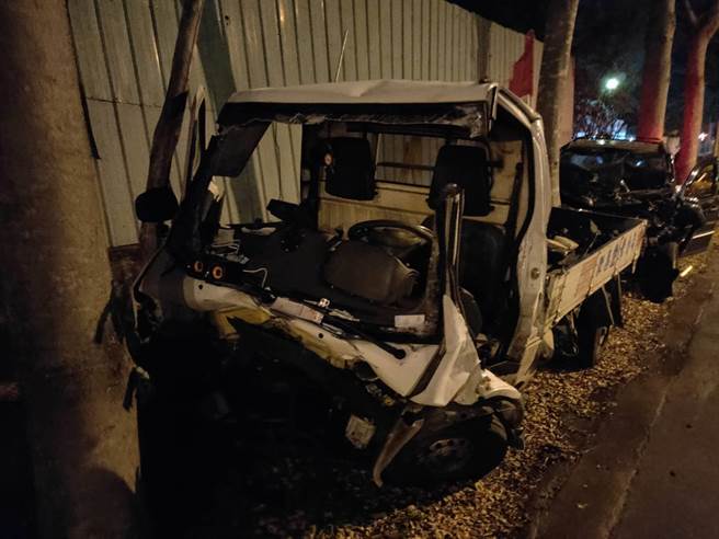 台中大里、太平交界太堤东路8日晚间6点多发生休旅车与载瓦斯小货车对撞交通事故，两车对撞后车头、车身严重毁损，令人怵目惊心。（民眾提供／冯惠宜台中传真）