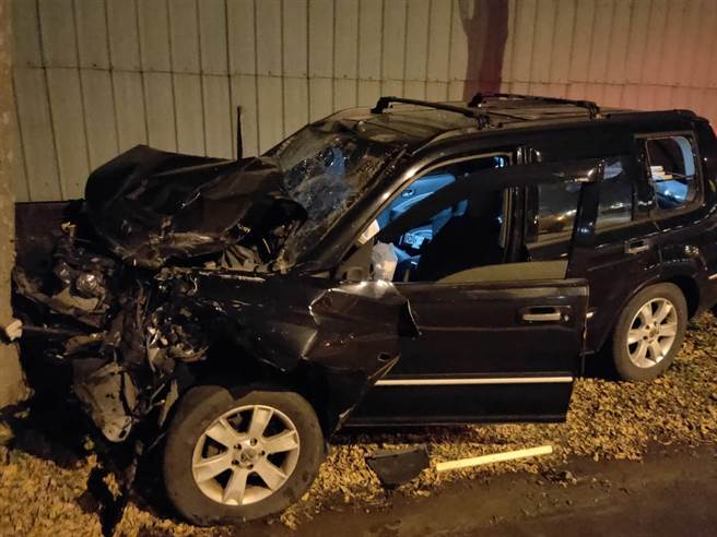 台中大里、太平交界太堤东路8日晚间6点多发生休旅车与载瓦斯小货车对撞交通事故，两车对撞后车头、车身严重毁损，令人怵目惊心。（民眾提供／冯惠宜台中传真）