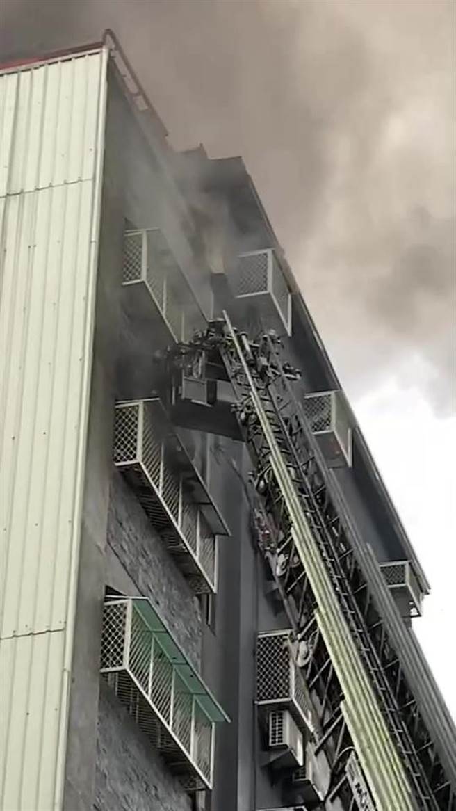 台中市一栋集合式住宅大楼6日发生大火，造成6死6伤，市府清查申请旅馆核定17间房间，违法隔间成41间套房，8日勘查依违反《建筑法》将开罚6到30万元。（记者爆料网提供／卢金足台中传真）