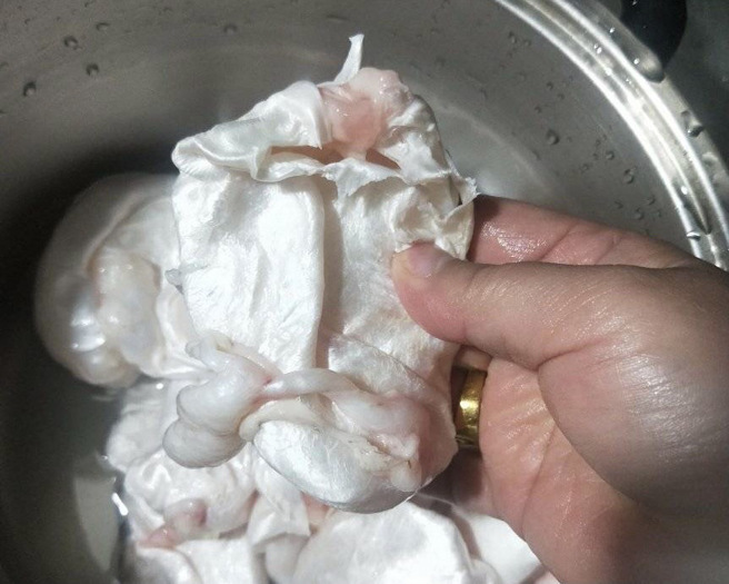 该名女网友收到外观全白的袋状物食材。（图／脸书社团家常菜）