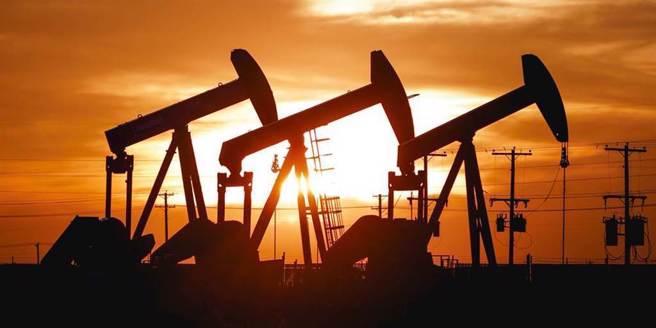 拜登傳將宣布禁止俄羅斯石油、天然氣進口，紐約期油跳漲4%。（示意圖／達志影像）