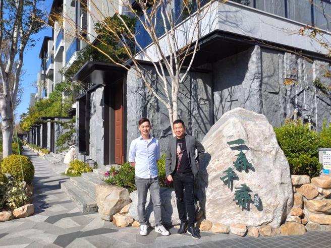 （保辰建设董事长蔡雨霖（右）与特助蔡宗晋父子檔，对单元二豪墅「一森千寻」信心满满。图／曾丽芳）