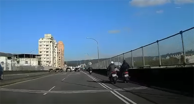 张男恶意出脚踹向欧姓骑士，导致对方摔车，欧男事后报案提出伤害告诉，目前警方已通知张男到案说明。（翻摄自脸书八卦村）