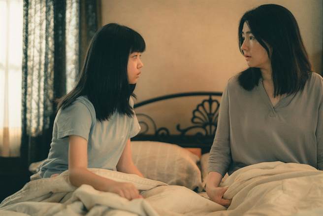 Selina带着吴以涵回到老家参加家人的头七仪式。（皮诺丘电影提供）