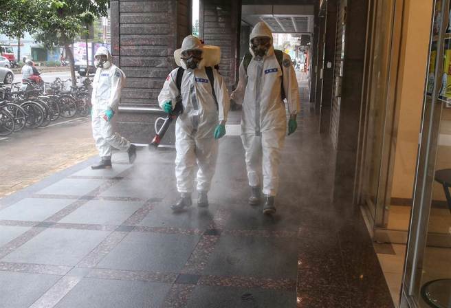 医师引用香港研究结果，就算未跟隔离者碰面，也有可能染疫的原因。图为防疫旅馆清消。（资料照／王英豪摄）