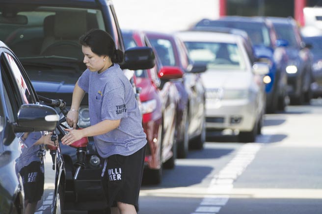 AAA指出，7日美国普通无铅汽油均价衝上每加仑4.065美元。图／美联社