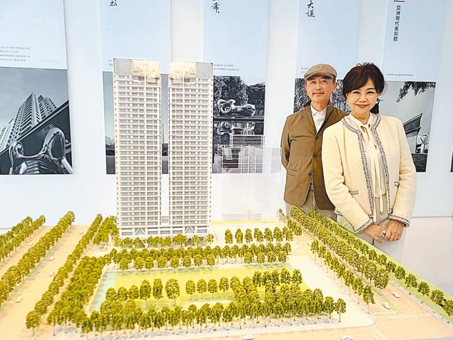 由鉅建设董事长林嘉琪（右）延请亚洲最具影响力的空间大师陈瑞宪（左），为「惟上」从建筑、景观、公设全案总设计，业界形容其创作「富含东方人文、简单、安静、内省」，坚持以「空间的质感」，将对空间机能与美好生活的向往，透过形态各异的材质、顏色、灯光来传递给居者。图／王妙琴