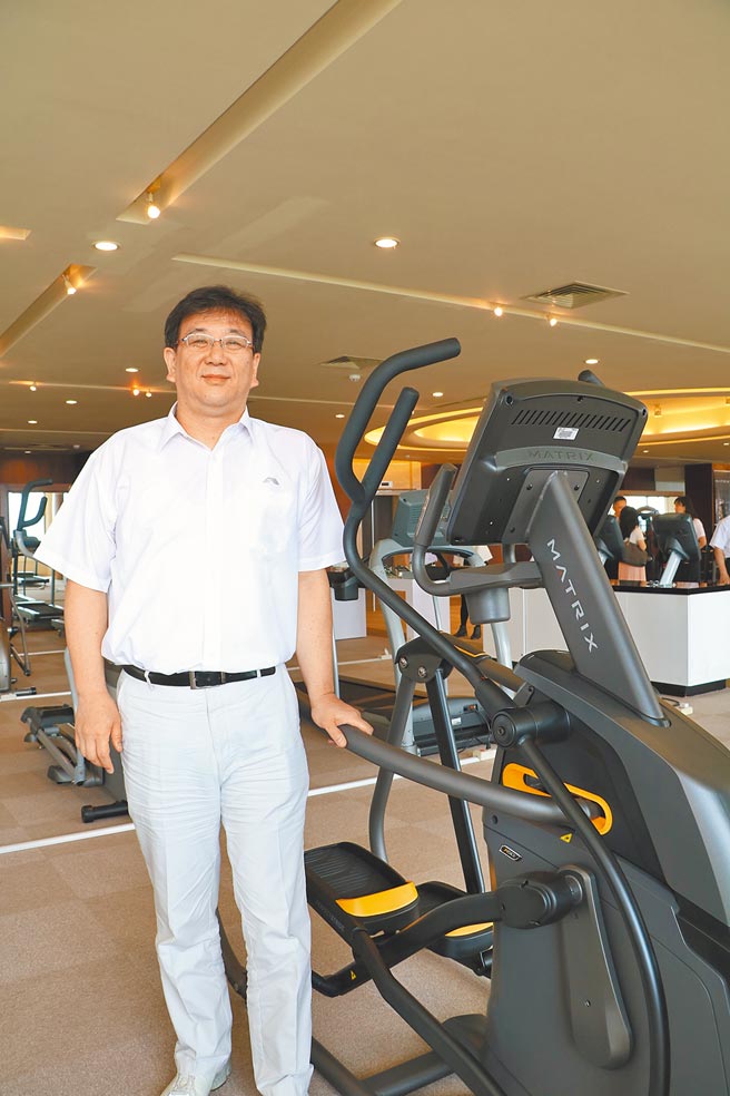 喬山總經理羅光廷，親自說明旗下Matrix品牌的橢圓機，是各大健身房必備的健身器材之一。圖／劉朱松