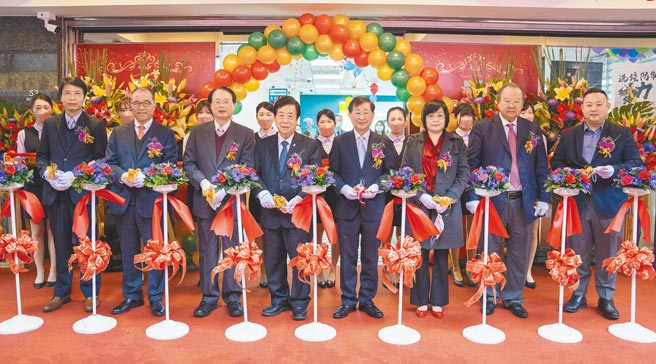 板信商银艋舺分行协理魏树泉（前排左起）、实联精密化学副董事长叶匡时、板信商银常务董事林鸿琛、板信商银常务董事郭道明、板信商银总经理方嘉男、板信商银常务董事廖美云、台湾玻璃工业总裁林伯实、同开科技工程董事长彭国伦等共同剪彩。图／板信商银提供