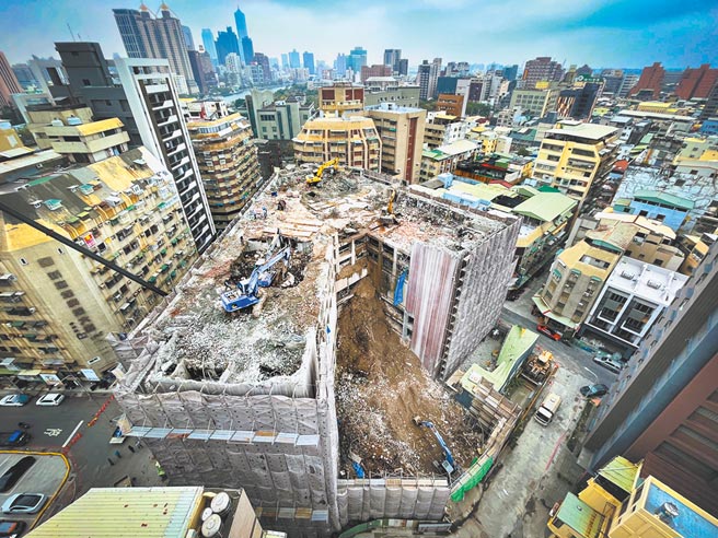 高雄市去年10月14日发生城中城大楼纵火案致46人死亡，原本为12楼高建物目前已拆至8楼，契约规定7月完工，但市府预计在4月底前拆除完毕。（袁庭尧摄）