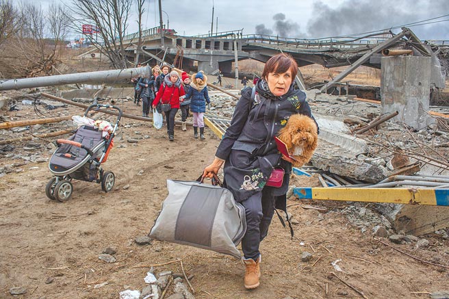 俄乌战火衝突不断，奥斯卡影帝李奥纳多7日捐款1000万美元（约2.8亿台币）援助乌克兰，希望和平早日到来。图为逃难的乌克兰人。（美联社）