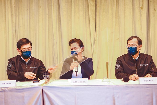 303全台大停电事件，台电公司董事长杨伟甫（左）、总经理锺炳利（右）请辞获准，经济部长王美花（中）被留任。图为日前3人前往台电大楼说明供电恢復状况。（本报资料照片）
