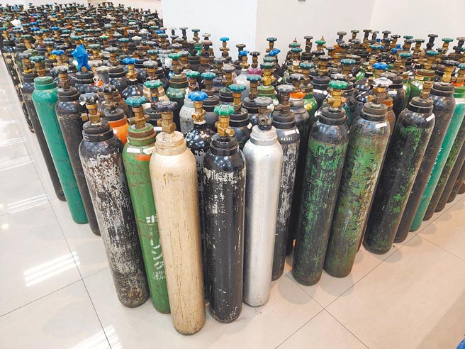 北市刑警大隊在桃園新屋、蘆竹查獲裝填笑氣的鋼瓶426支，堪稱警史上查扣最大宗的不法笑氣案。（警方提供／李文正台北傳真）