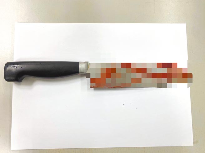 35岁刘姓男子6日在新北市新店区住处内持水果刀砍杀阿姨，幸好阿姨有棉被抵御。（翻摄画面／叶书宏新北传真）